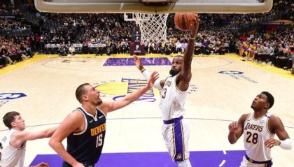 斗球体育直播下载-1胜13负！湖人迈不过掘金这道坎：只剩交易一条路？